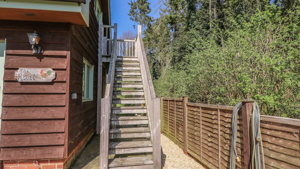 East Tytherley Apartment | THE ROOST, romantic, with a garden in East Tytherley