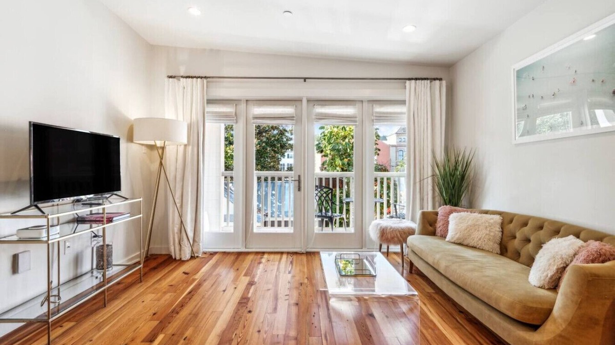 Irish Channel Apartment | The Rose on Magazine - Centrally Located