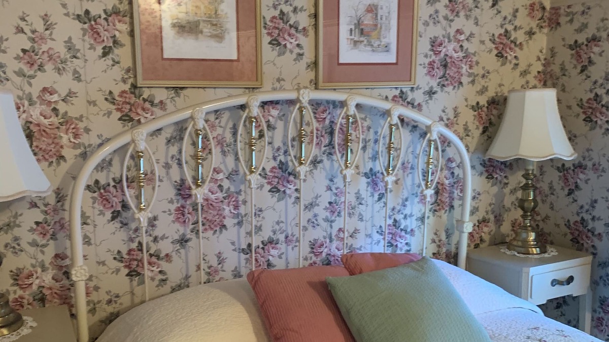 Brockport Bed & Breakfast | The Rose Room at The Victorian
