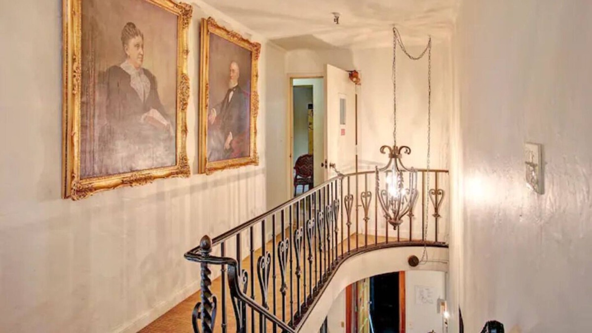 Jamestown Bed & Breakfast | The Rose Room at The Oaks Hotel