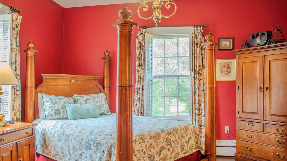 Clinton Apartment | The Rose Room - Charming Private Room w/Ensuite Bath in Historic Downtown Home