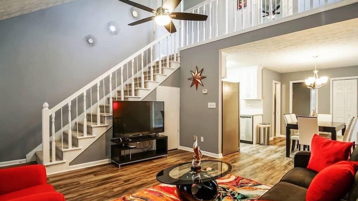 Conyers House | The Rosewood Townhouse - 10 mins to horse park!
