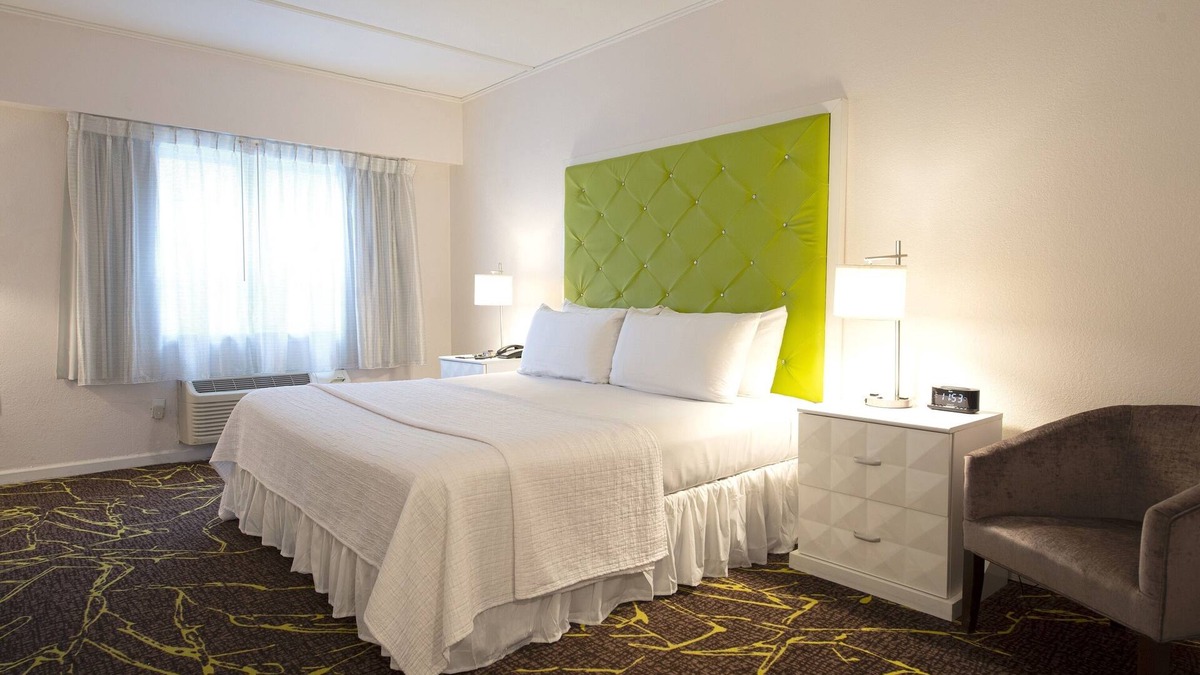 Roslyn Hotel | The Roslyn, Tapestry Collection by Hilton - One King Bed #1