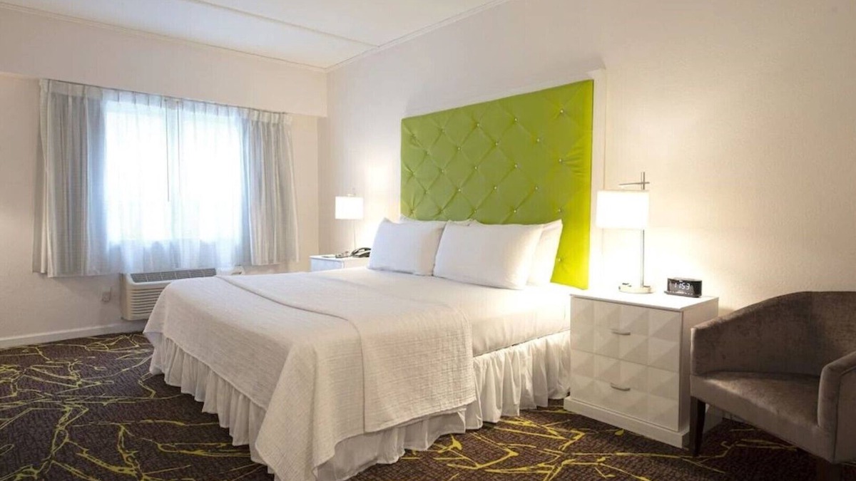Roslyn Hotel | The Roslyn, Tapestry Collection by Hilton - One King Bed #5