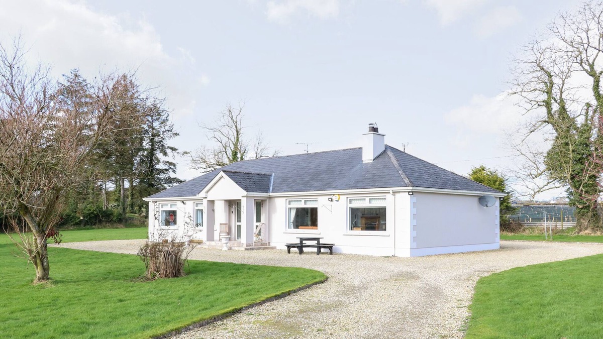 Ballindrait House | THE ROSSGIER BUNGALOW, pet friendly in Lifford, County Donegal