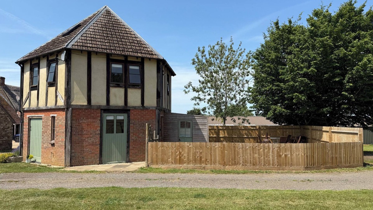 Middleton Cheney Cottage | THE ROUND HOUSE, family friendly, with a garden in Chacombe