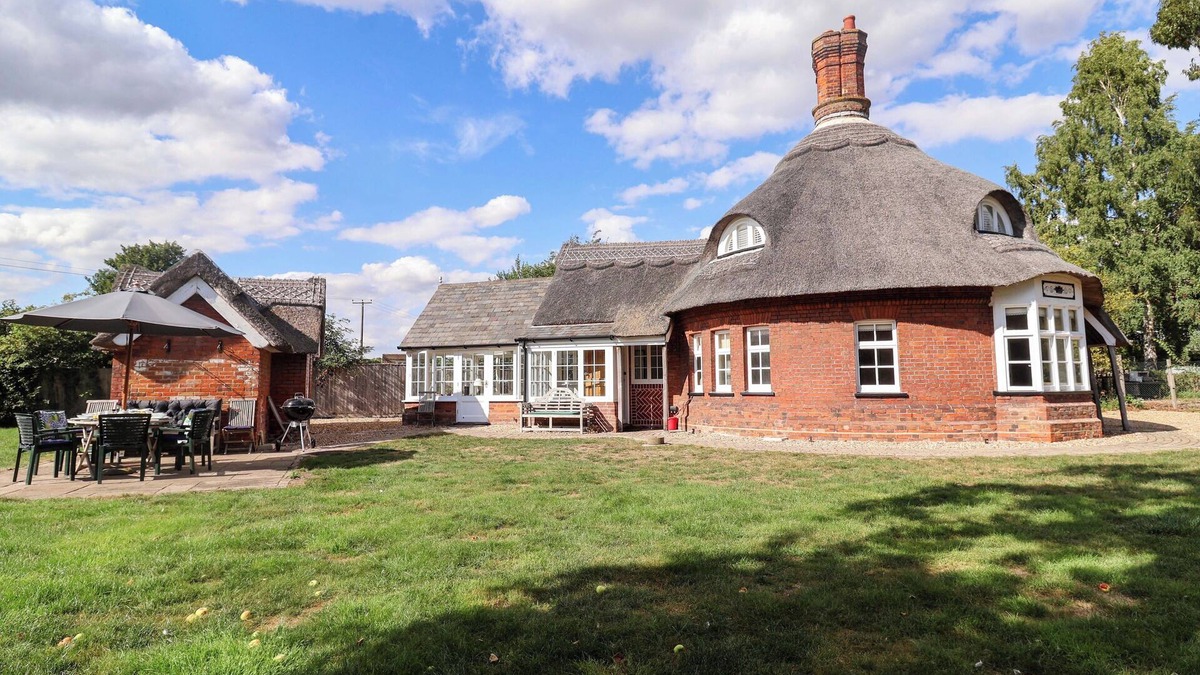 Woodbridge Cottage | THE ROUND HOUSE, pet friendly, with open fire in Framlingham