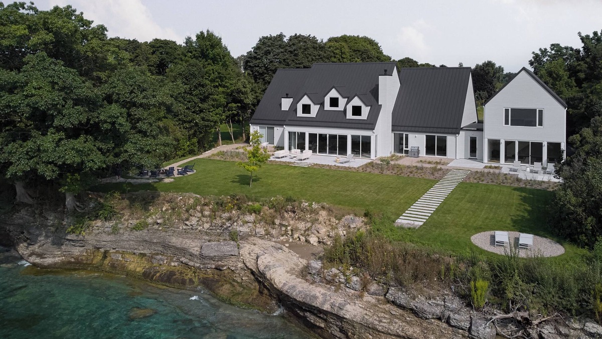 Wellington House | The Rowanwood | Wellington | 4 Bedrooms | Luxury Waterfront