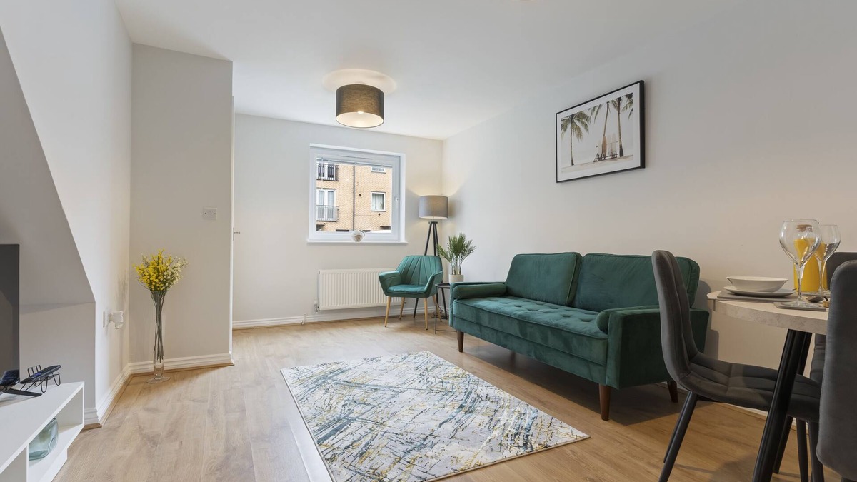 Peterborough House | The Royal Lakeview 4 Bed House with gated parking