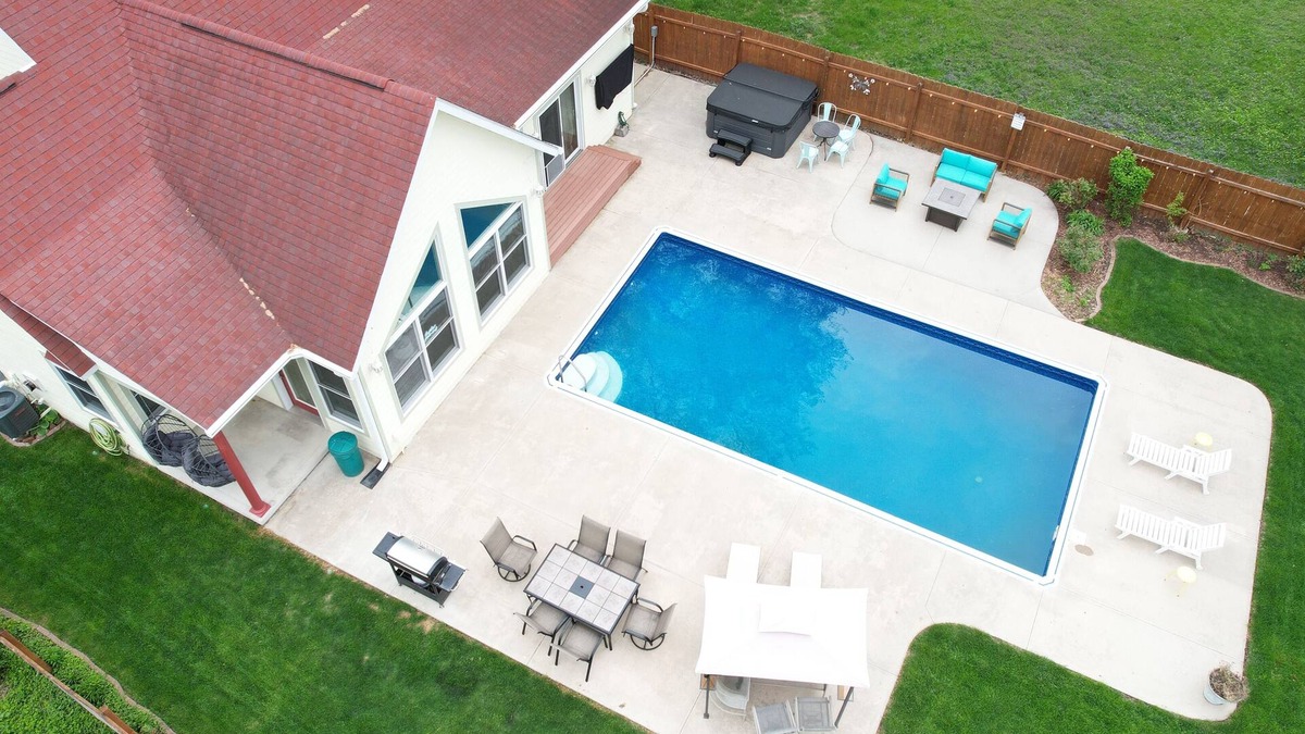 Greater South Side House | The Royal Palace/pool/Jacuzzi/Theater/Pool table/Fire pit.
