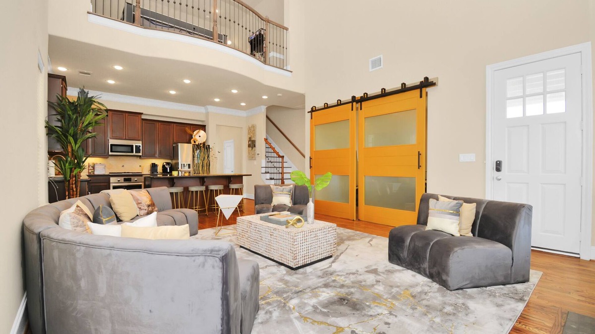 Spring Branch Central House | ✵The Royal Retreat✵|BIG Luxe home w/Pool Table/Arcade