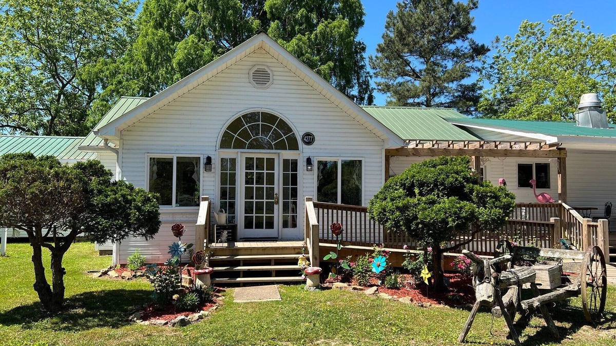 Mentone House | The Royal Suite at The Hatter Cafe and Country InnnBreakfast included