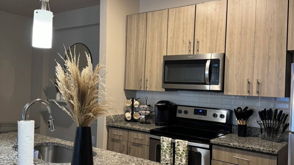 Northside Apartment | The Runway Retreat - 7 Min From Jax Airport & River City