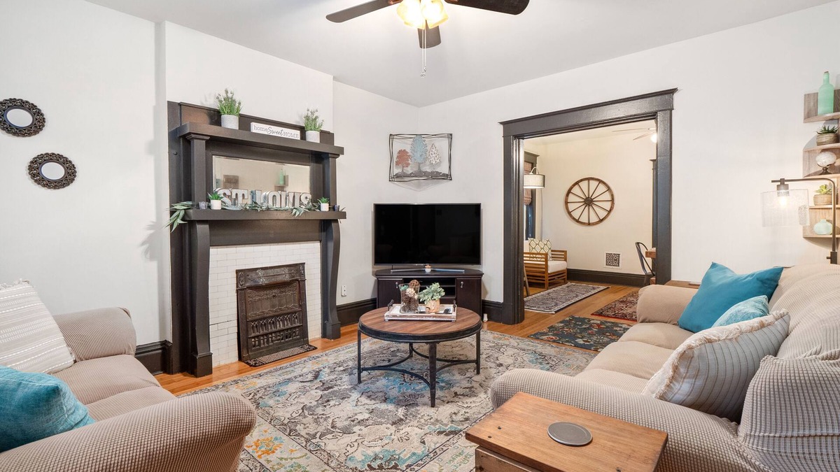 Shaw House | The RUSTIC CITY INN: Centrally located to everything, in beautiful Tower Grove