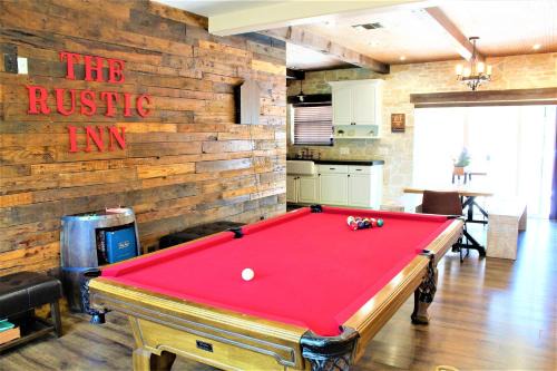 Cross Mountain House | The Rustic Inn - Family friendly, Close to Fiesta Texas, SeaWorld, Riverwalk and more
