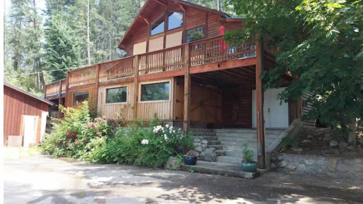 Central Kootenay House | The Rustic Retreat House on Kootenay Lake