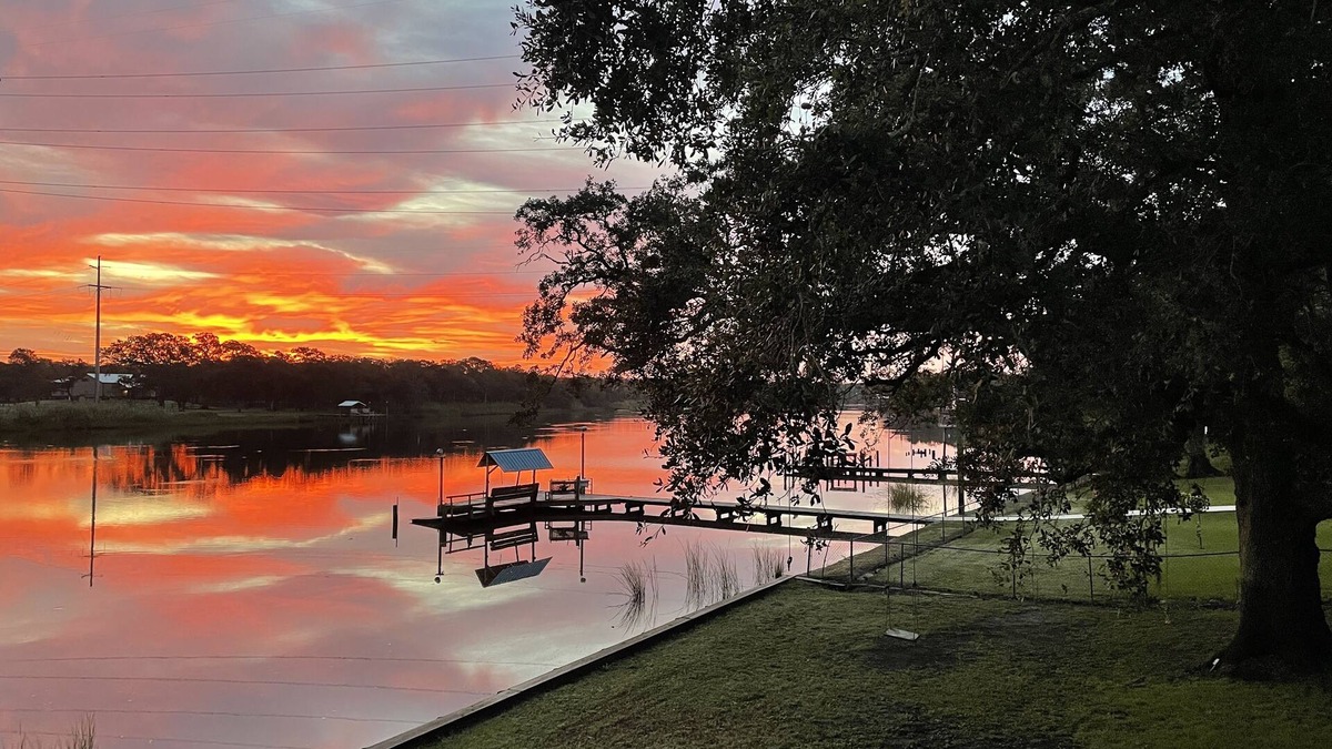 Brazoria House | The Rustic Retreat on the San Bernard River