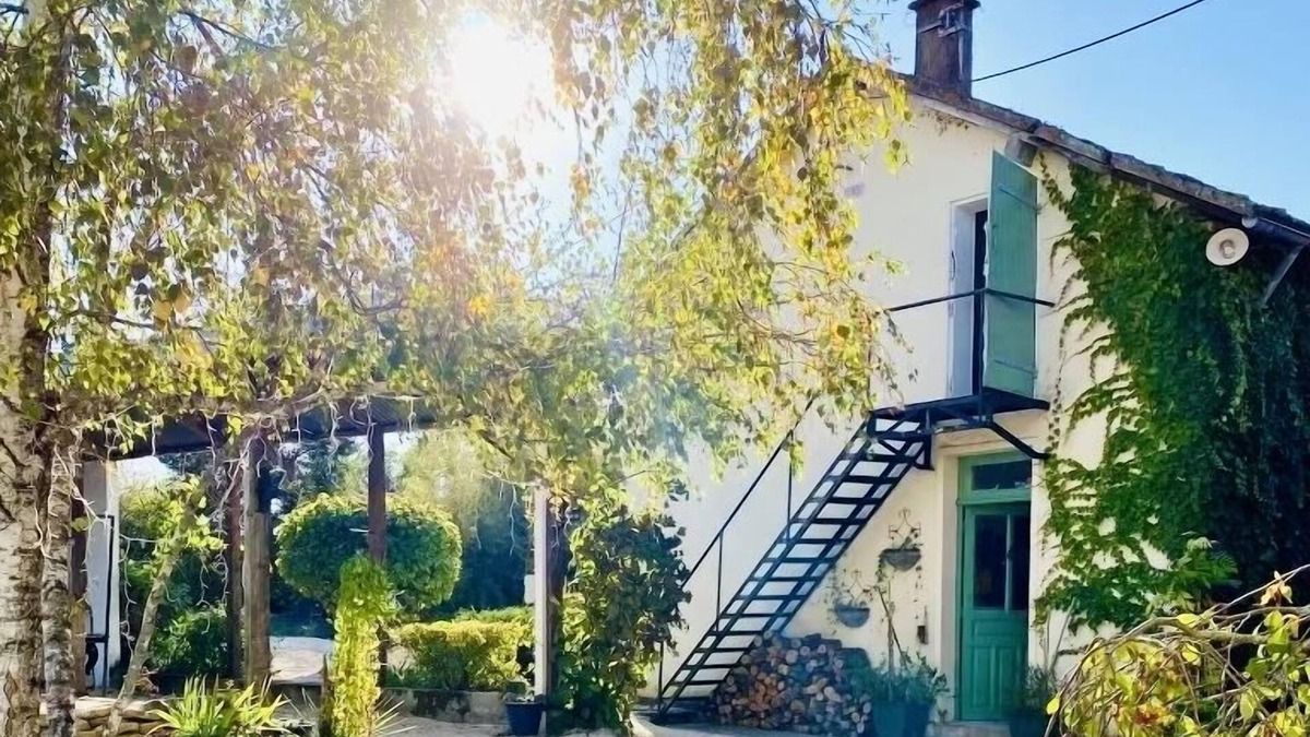 Saint-Pierre-le-Moutier Cottage | The Sage Lodge