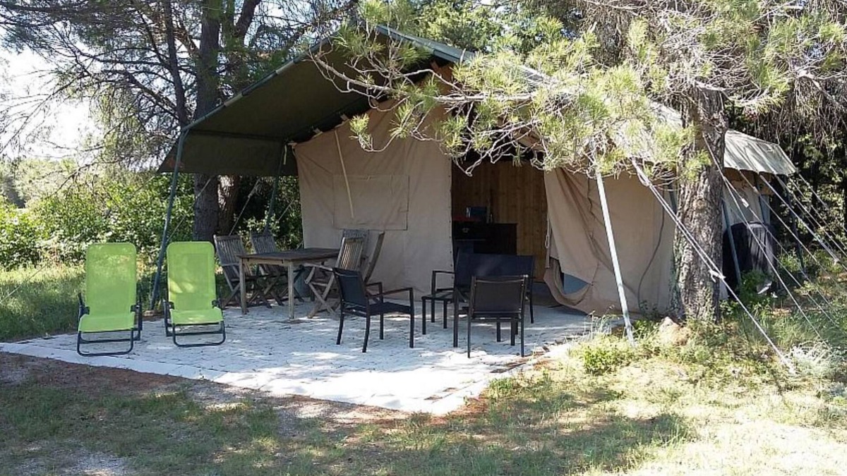 Mazan RV Rental | The safari tent has a kitchen, bathroom and is private on a field of 2500m2.