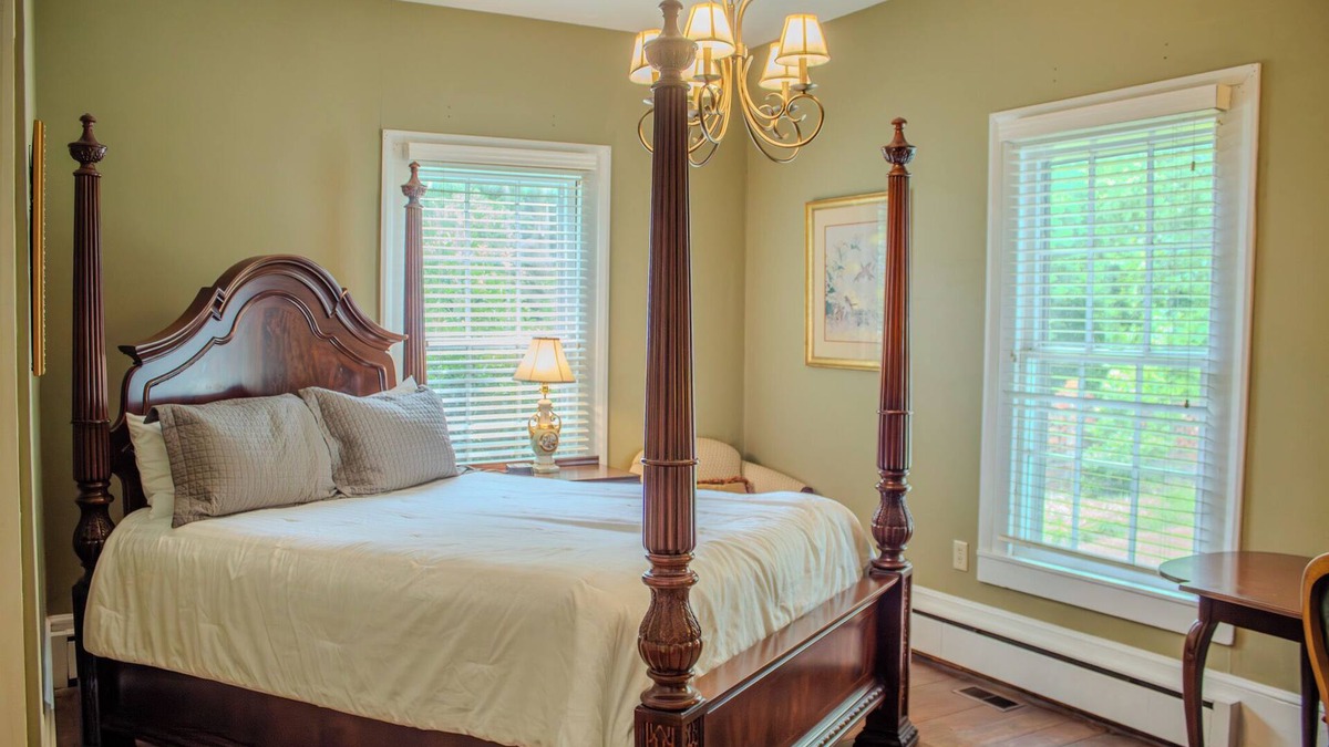 Clinton Apartment | The Sage Suite - Charming Private Room w/Ensuite Bath in Historic Downtown Home