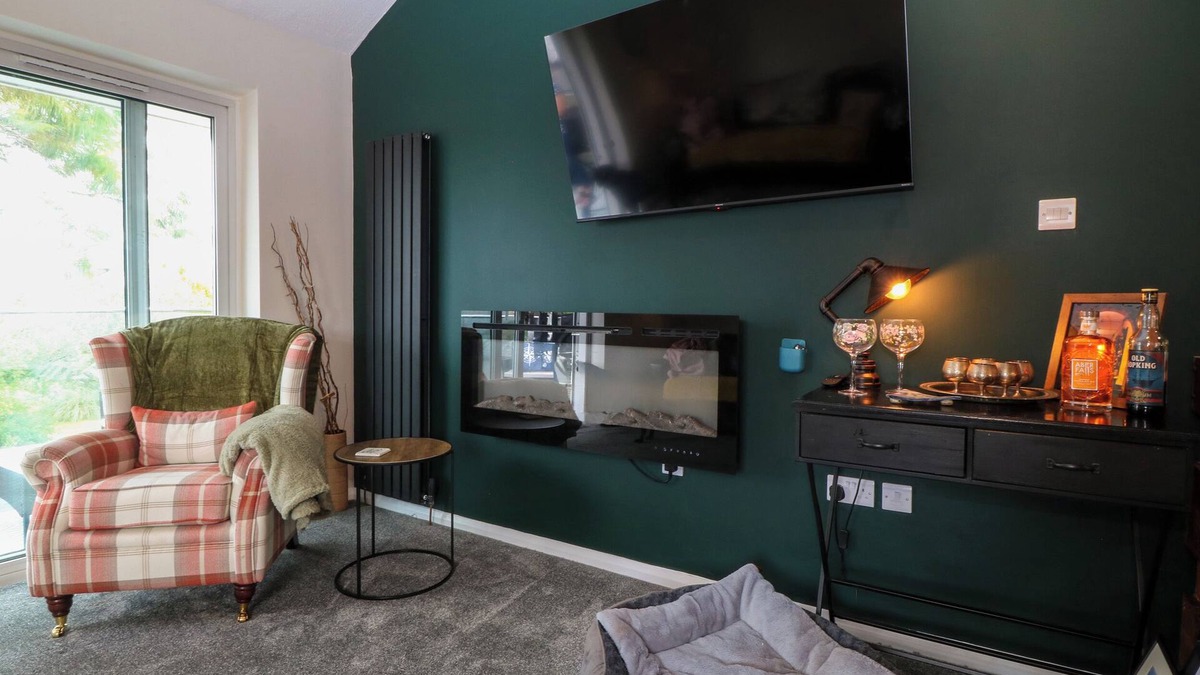 Y Felinheli Cottage | THE SAIL LOFT, pet friendly, with a garden in Y Felinheli