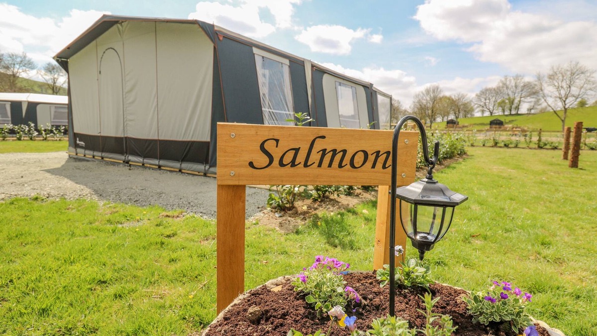 Llandrindod Wells Cottage | THE SALMON, romantic, character holiday cottage in Rhayader
