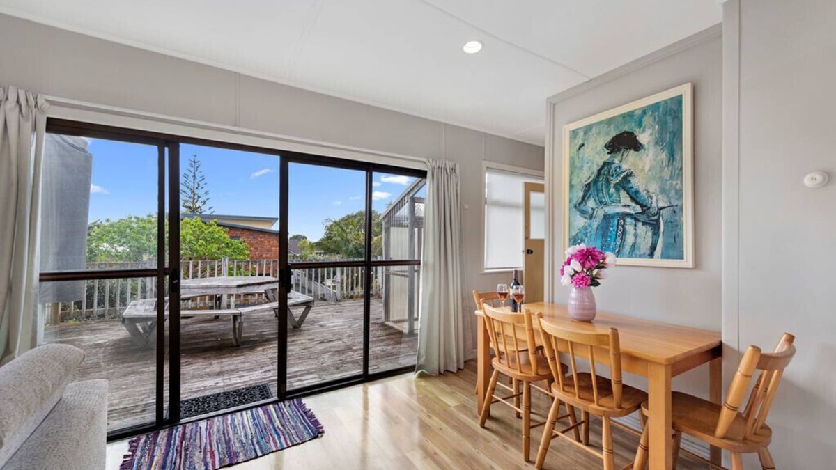 Papamoa Beach Cottage | The Salty Air Bach - Papamoa Beach