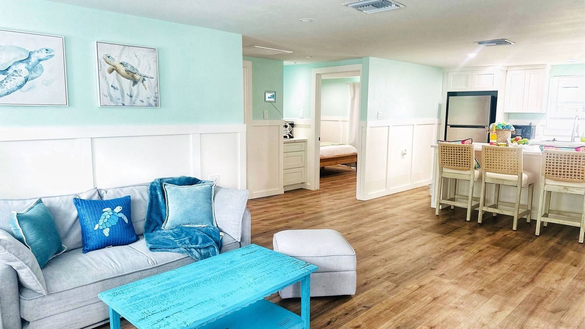 Port Richey Cottage | "The Salty Lime" Walk to Restaurant/bars, park.