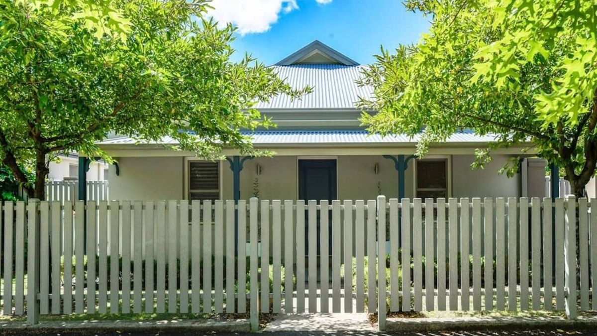 Bletchington Apartment | The Sampson Haven - Luxe CBD Getaway, Pets Allowed