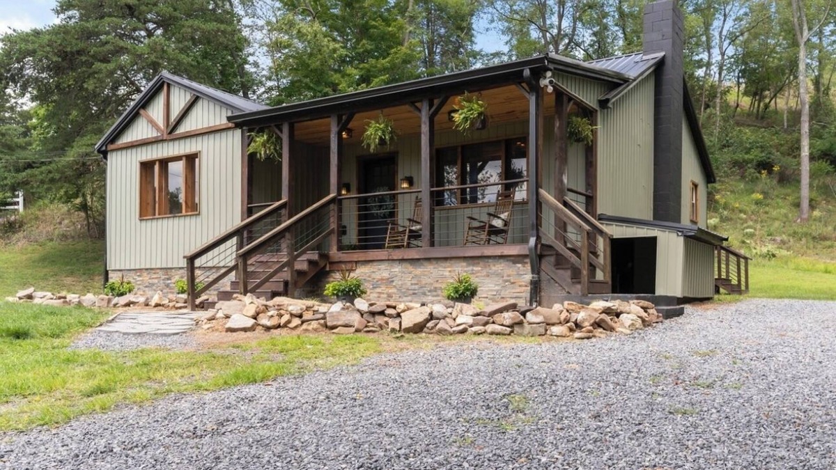 Mathias Cottage | The Sanctuary @ Lost River State Park 2 Minutes from the Park and pet Friendly!