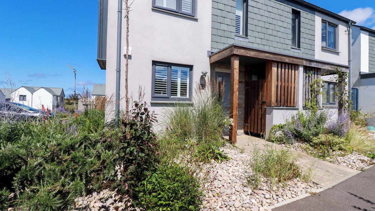 Crantock Cottage | THE SAND DUNES, family friendly, with a garden in Crantock
