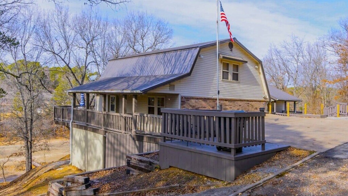 Kansas House | The Sand trap Hideaway