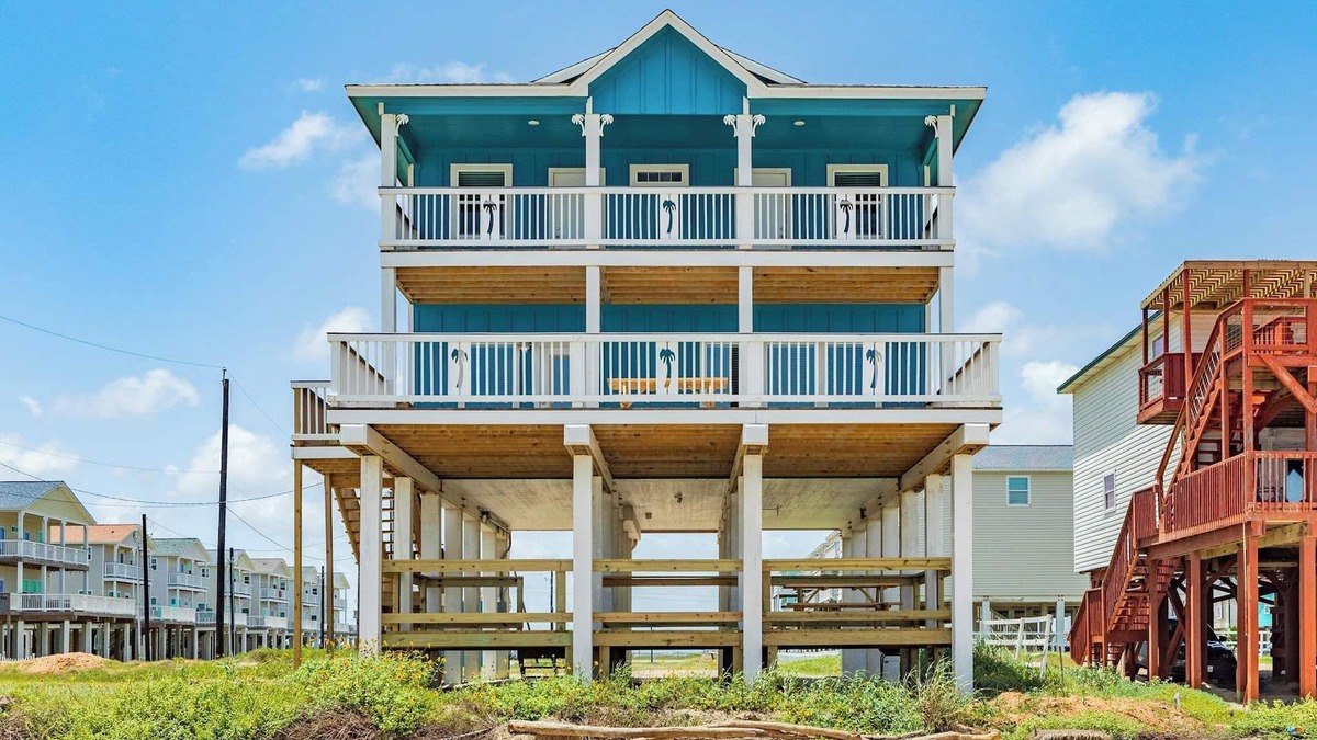 Surfside Beach House | The Sandcastle - Beachfront Home - Family Friendly