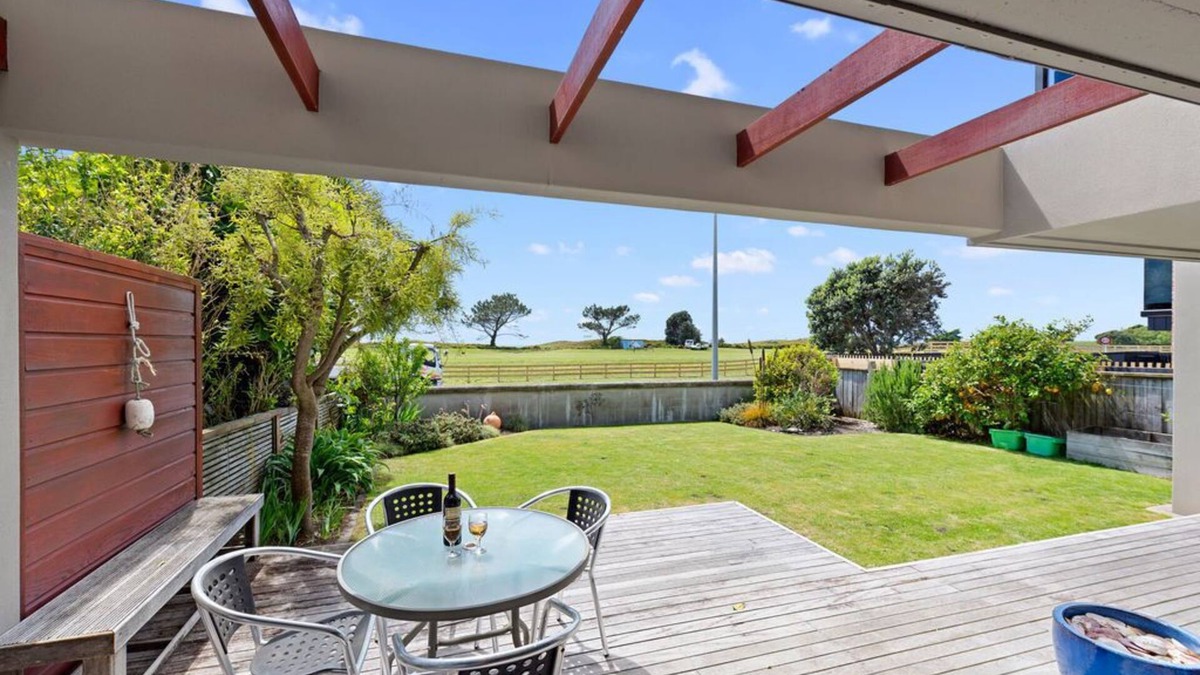 Papamoa Beach Cottage | The Sandcastle - Papamoa Holiday Apartment