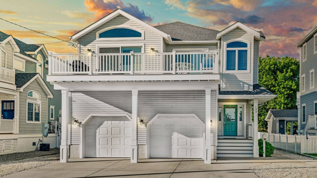 Avalon House | The Sandpiper Beach House: Beautiful & Spacious Smart Home, Close to Avalon's Beach & Town!
