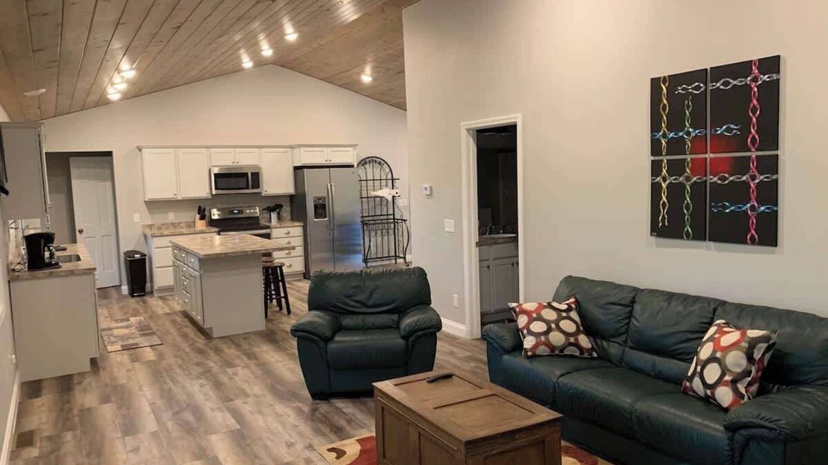 Ashtabula House | The Sansa Suite at Brants Apple Orchard