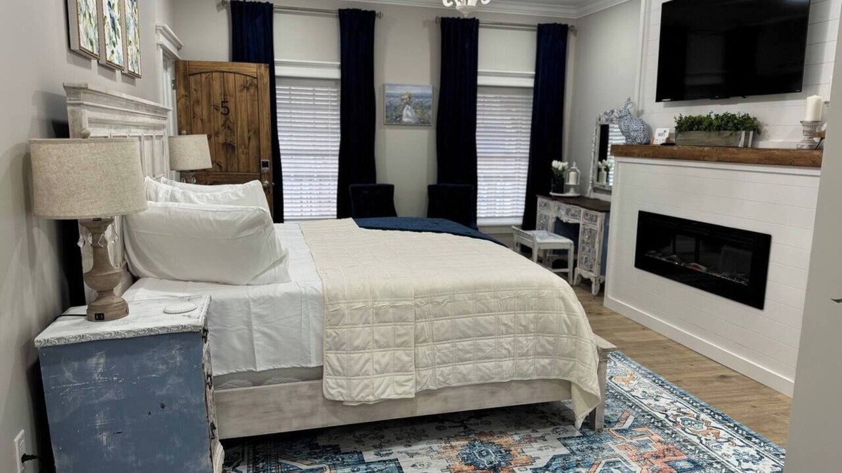 Low Moor Apartment | The Sapphire and Blush Retreat- 2 Bedroom Suite #5
