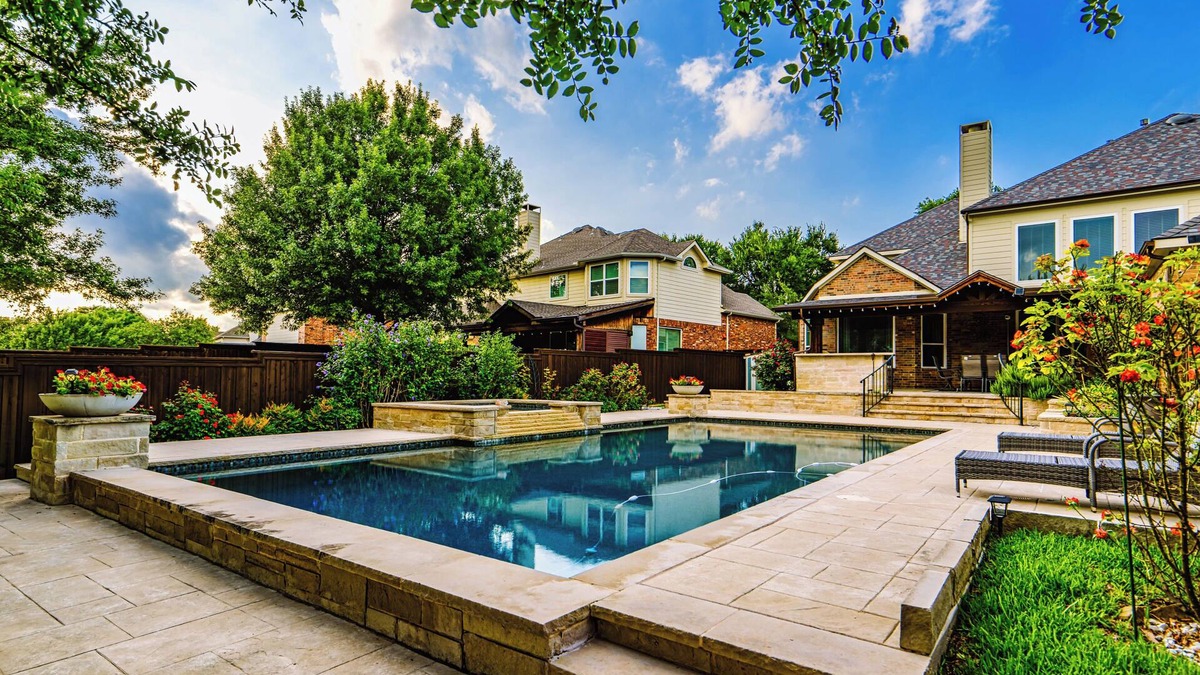 Allen House | The Sapphire Sanctuary : 5 Bedroom Haven & Sparkling Pool