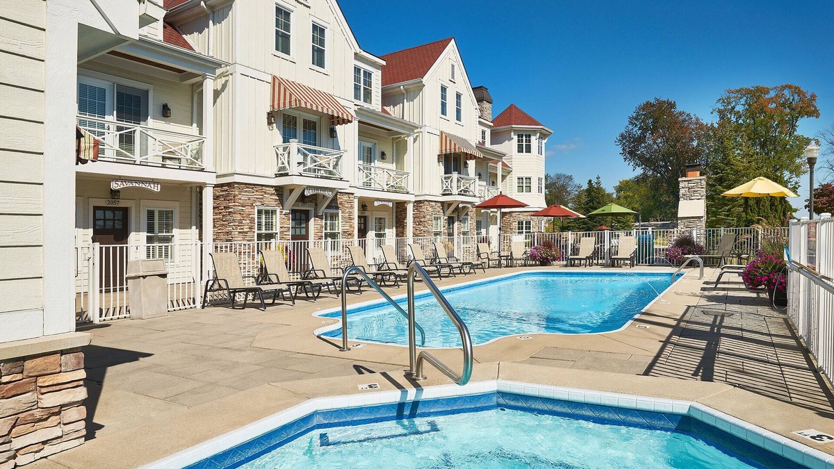 Holland House | "The Savannah" Luxury Townhome, Pool, Hot Tub, Golf Membership, Near Lake and Beaches