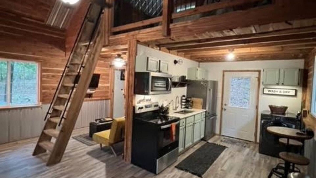 Ironton Cabin | The Sawmill Cabin - Pet Friendly, Near Elephant Rocks