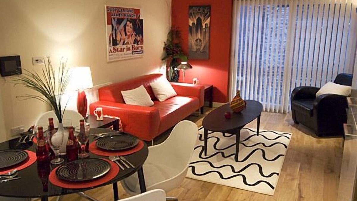 Hull Old Town Apartment | The Sawmill, Stylish city centre accommodation with a quiet setting RED