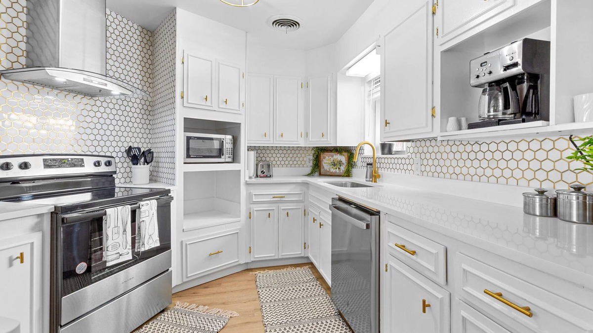 Sayles Blvd. Area House | The Scarlet- Best Place to stay!n