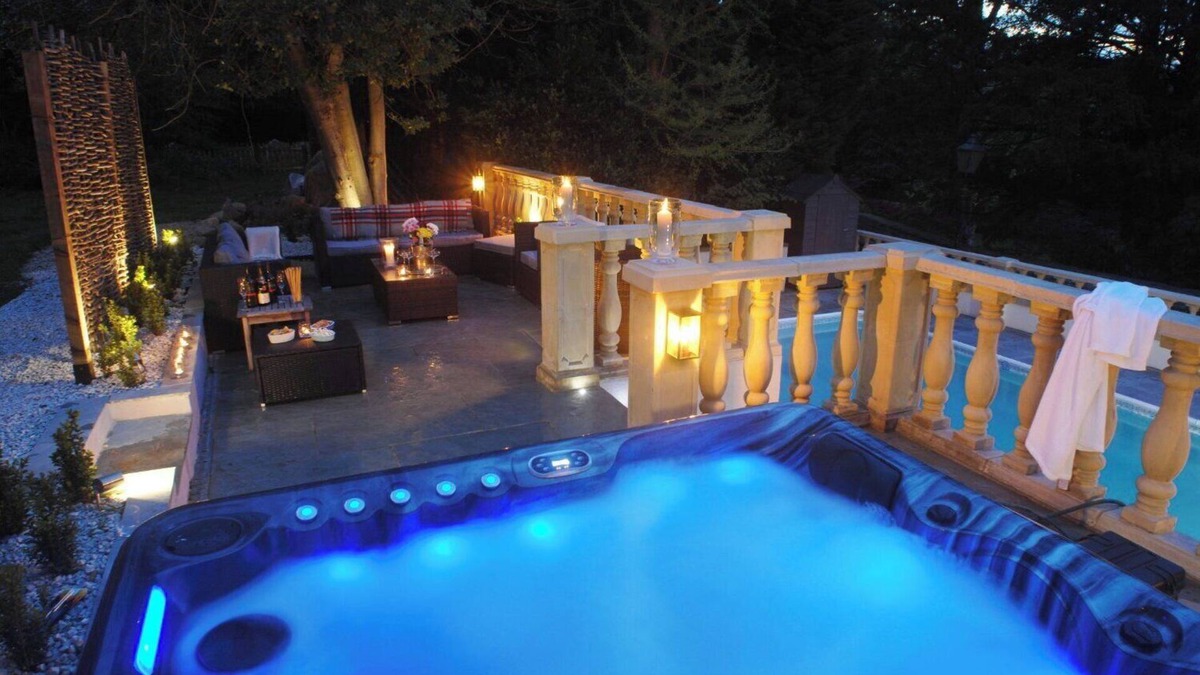 Box Apartment | The School Rooms Estate: Beautiful Georgian apartments with Heated Pool, Hot Tub, Wifi near Bath