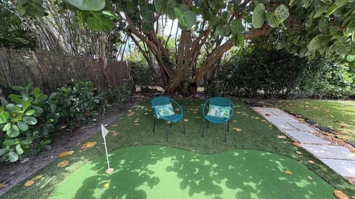 Palm Beach - West Palm Beach House | The Seagrape House-Designer & Airy, King Bed, Private Backyard, Putting Green!