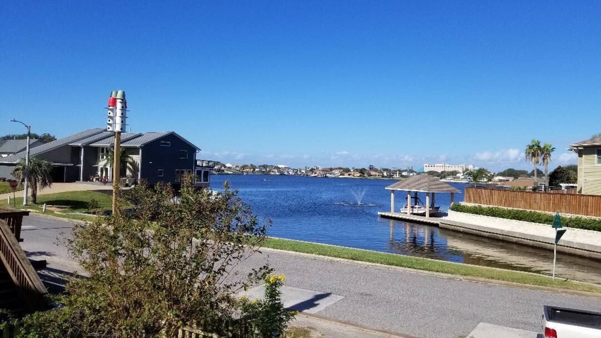 Galveston Apartment | The Seahorse Apt - Lakeside and 2 blocks to the Beach