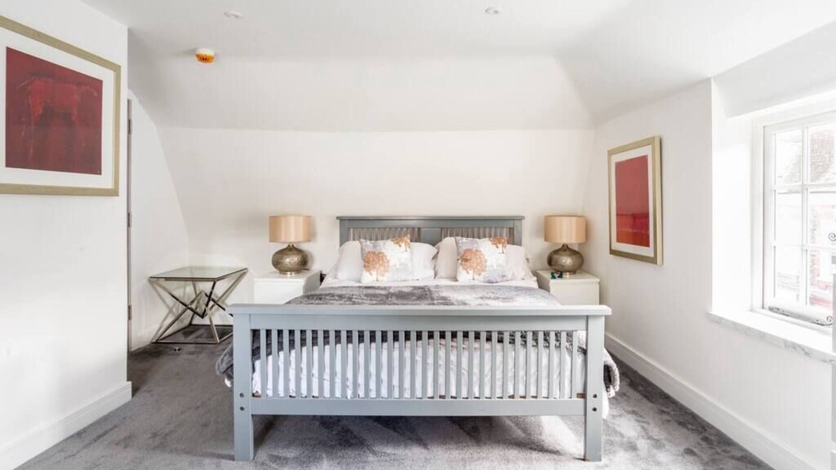 Blandford Saint Mary Apartment | The Secret: Stylish and Spacious En Suite Bathroom