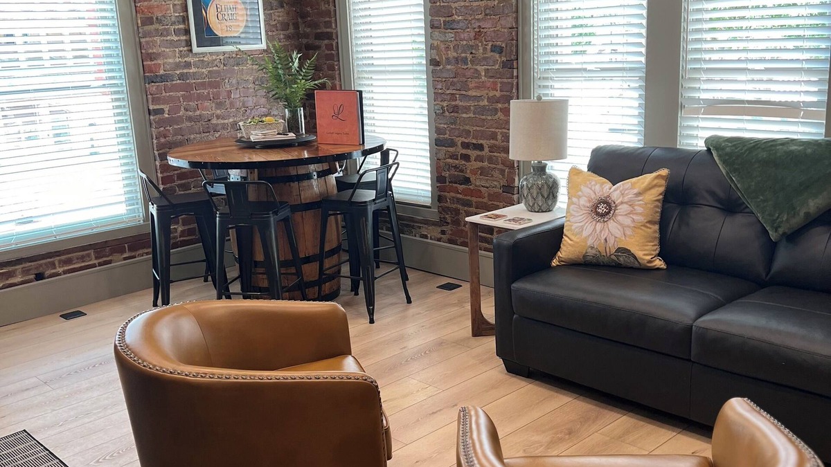Bardstown Apartment | THE SEEKA SUITEnNEWLY RENOVATED! COZY & MODERN APARTMENT RIGHT ON COURT SQUARE!n