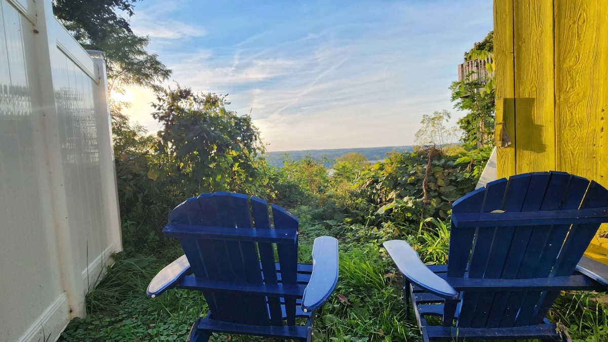 Burdett Apartment | The Seneca Sunsets Studio