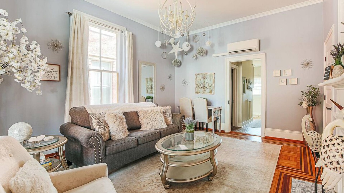 Staunton Apartment | The Serendipity Suite: Walk Downtown!