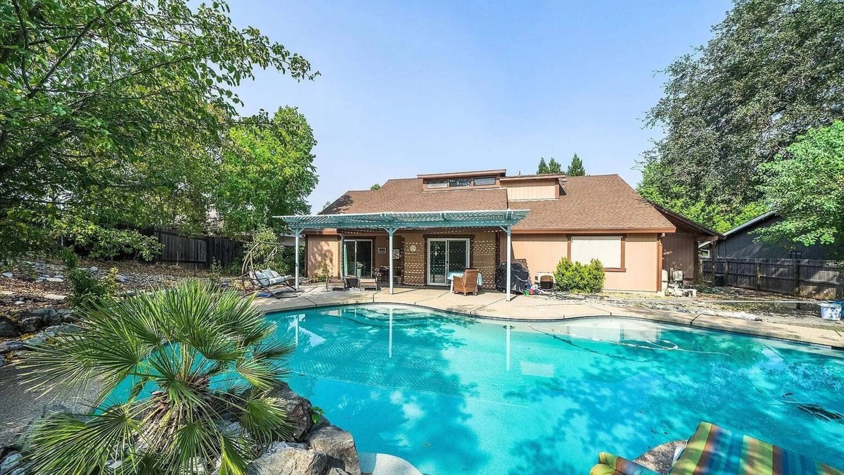 Midway House | The Sereniti House : Tranquil Escape With Hot Tub
